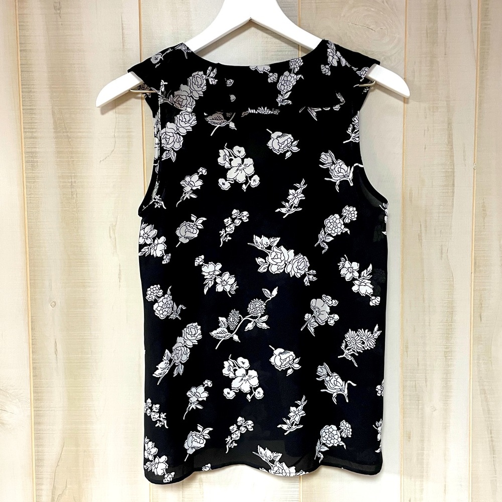 NWT LOFT Black And White Floral Sheer Sleeveless V-Neck Ruffle Blouse Sz XS - Picture 2 of 5